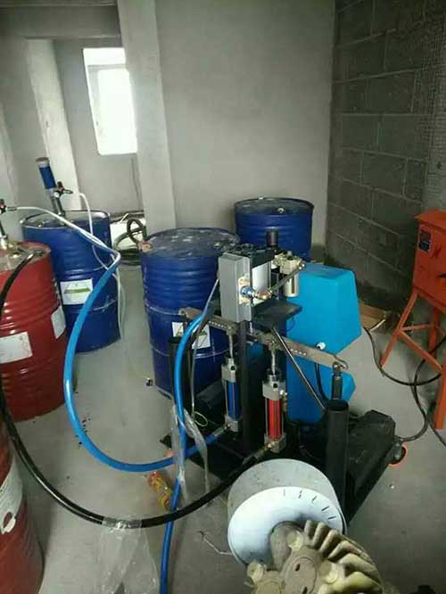 防腐用什么设备施工效率高质量好?(图2) 聚脲防水喷涂施工