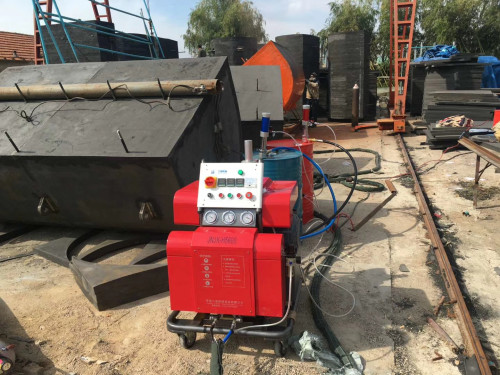 四川聚氨酯喷涂机(图1) 红色H5600喷聚氨酯的机器