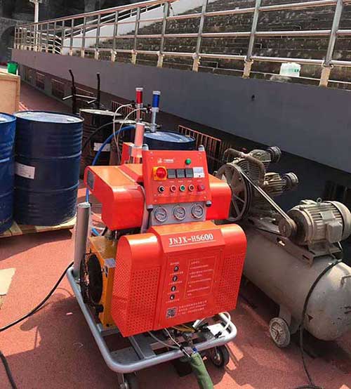 体育看台耐磨防腐聚脲涂料喷涂机(图1) 体育看台耐磨防腐聚脲涂料喷涂机